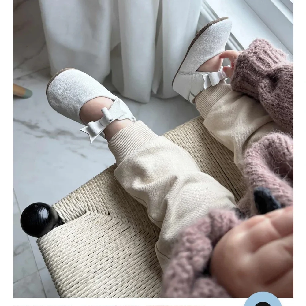 Robeez White Leather Baby Shoes - Picture 2 of 9